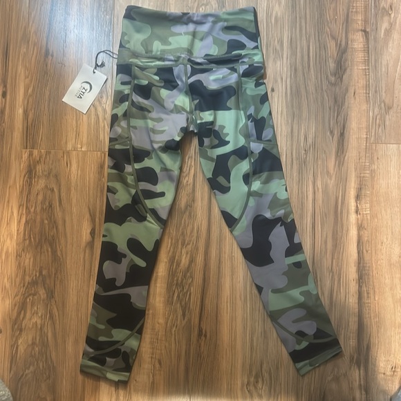 Zyia green camo pocket Light n Tight Hi-Rise 7/8 24” leggings size 4 - Picture 2 of 3